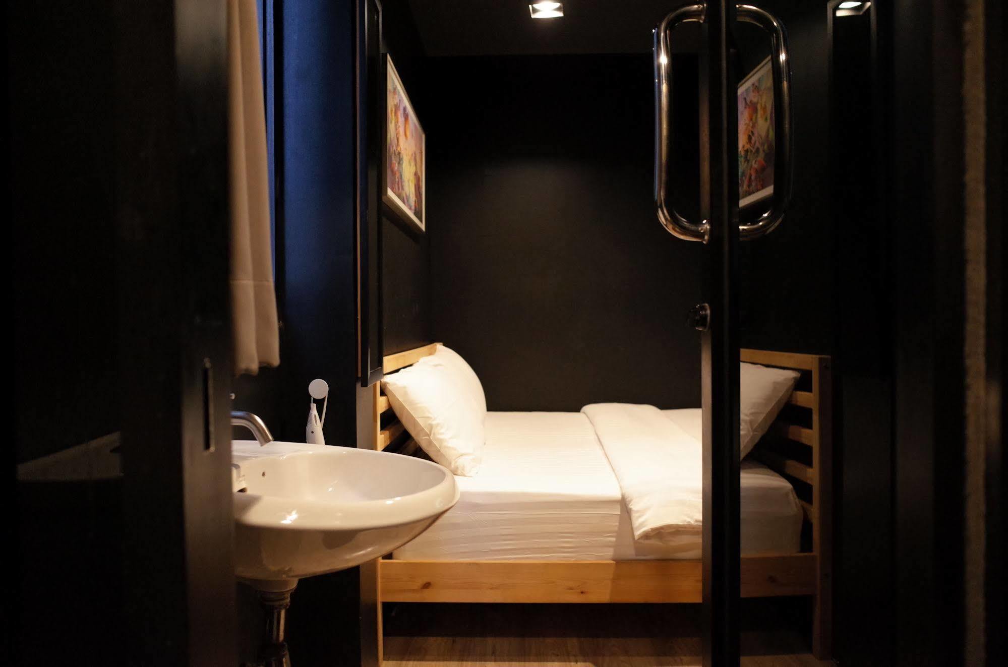 C40Winks Hostel Bangkok Buitenkant foto